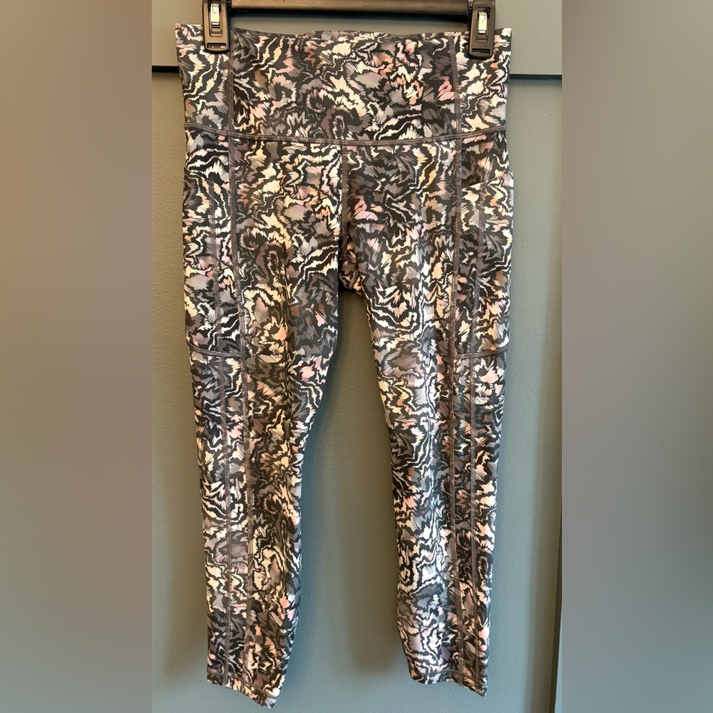 Athleta Cropped Leggings Size Medium Ultimate Stash 7/8 Tight